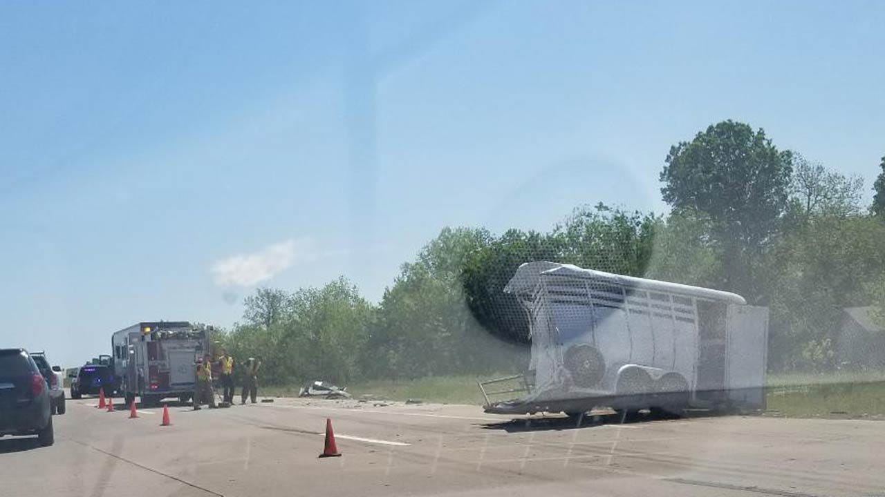 Horse Trailer Wreck Blocks Traffic Near Collinsville